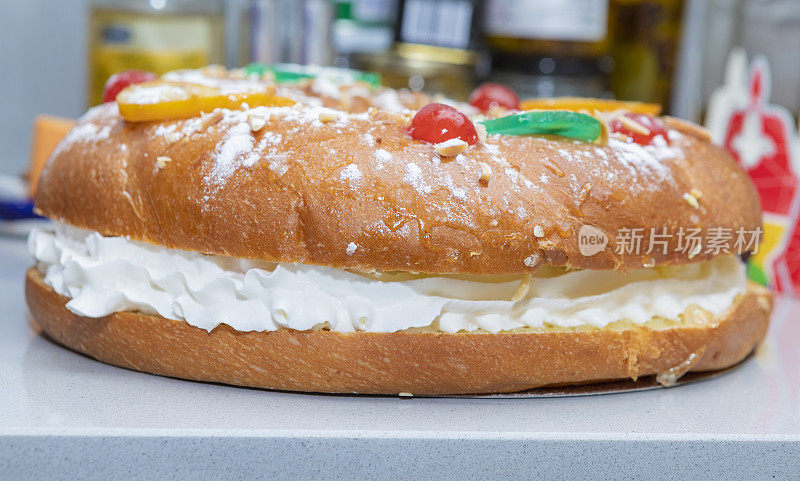 Roscon de Reyes，西班牙圣诞节的传统蛋糕，有蜜饯水果和生奶油